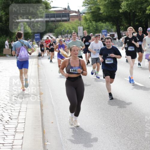 29.06.2025 - hella hamburg halbmarathon Jannik Wohlers http://msf.ph/oto/8162370 29.06.2025 10:20:10 Lombardsbrücke 1011, 1471, 1474, 2053, 2101, 2325, 2478, 2834, 3733, 3781, 4154, 4166, 4288, 4422, 4754, 4869, 5181, 5625, 6951, 7131, 8588, 9722, 10041, 10613, 10647, 11100, 11603, 11835, 11995, 12056, 12977, 14500, 14502, 14503, 14894, 15180, 15244, 15442, 15513, 16135, 16254, 16638, 17581, 17671, 17987, 18007, 18423, 18908, 19014, 19093 meine-sportfotos.de