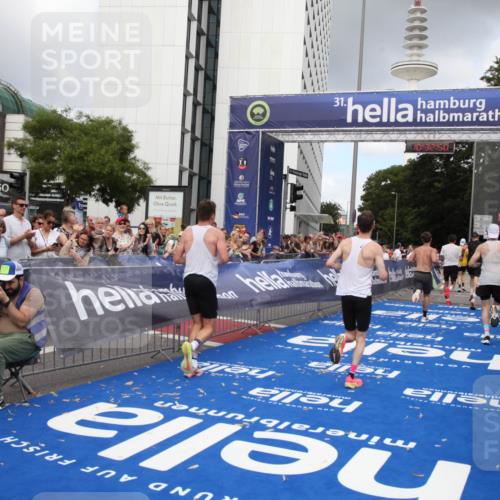 29.06.2025 - hella hamburg halbmarathon Michael Strokosch http://msf.ph/oto/8162375 29.06.2025 10:32:49 Ziel 7965, 8062, 12987, 13686, 13961, 14028, 15054, 17117, 17151 meine-sportfotos.de