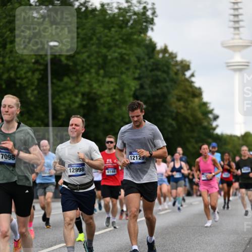 29.06.2025 - hella hamburg halbmarathon Dr. Thomas Lammeyer http://msf.ph/oto/8162394 29.06.2025 10:08:45 Kennedybrücke 1316, 1377, 1674, 2011, 2463, 2698, 3413, 3994, 4146, 4904, 5354, 5365, 5976, 6311, 6709, 8089, 8217, 9280, 10100, 10213, 10709, 10962 meine-sportfotos.de