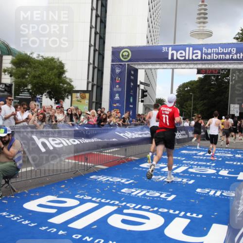 29.06.2025 - hella hamburg halbmarathon Michael Strokosch http://msf.ph/oto/8162417 29.06.2025 10:32:51 Ziel 7965, 8062, 12987, 13686, 14028, 15054, 16425, 17117, 17151, 18687 meine-sportfotos.de