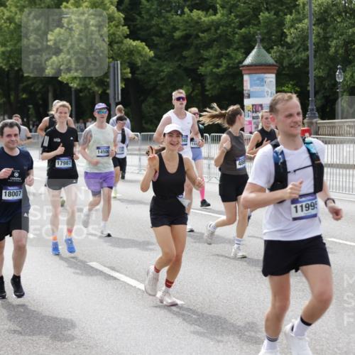 29.06.2025 - hella hamburg halbmarathon Jannik Wohlers http://msf.ph/oto/8162448 29.06.2025 10:20:11 Lombardsbrücke 1011, 1471, 2053, 2101, 2325, 2478, 2834, 3733, 3781, 4154, 4166, 4288, 4422, 4754, 4869, 5181, 5625, 6951, 7131, 8588, 9722, 10041, 10613, 10647, 11100, 11603, 11835, 11995, 12056, 12977, 14500, 14502, 14503, 14894, 15180, 15244, 15442, 15513, 16135, 16254, 16638, 17581, 17671, 17987, 18007, 18423, 18908, 19014, 19093 meine-sportfotos.de