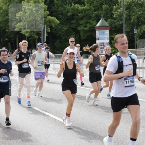 29.06.2025 - hella hamburg halbmarathon Jannik Wohlers http://msf.ph/oto/8162467 29.06.2025 10:20:11 Lombardsbrücke 1011, 1471, 2053, 2101, 2325, 2478, 2834, 3733, 3781, 4154, 4166, 4288, 4422, 4754, 4869, 5181, 5625, 6951, 7131, 8588, 9722, 10041, 10613, 10647, 11100, 11603, 11835, 11995, 12056, 12977, 14500, 14502, 14503, 14894, 15180, 15244, 15442, 15513, 16135, 16254, 16638, 17581, 17671, 17987, 18007, 18423, 18908, 19014, 19093 meine-sportfotos.de