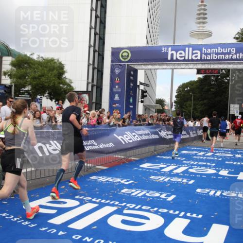 29.06.2025 - hella hamburg halbmarathon Michael Strokosch http://msf.ph/oto/8162549 29.06.2025 10:32:57 Ziel 4463, 4749, 6358, 10453, 12290, 13686, 16425, 18687, 19059 meine-sportfotos.de