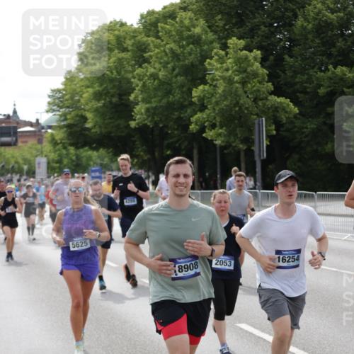 29.06.2025 - hella hamburg halbmarathon Jannik Wohlers http://msf.ph/oto/8162579 29.06.2025 10:20:14 Lombardsbrücke 1011, 1471, 2053, 2101, 2325, 2834, 3733, 3781, 4154, 4166, 4288, 4422, 4754, 4869, 5181, 5625, 6608, 6951, 8588, 8940, 9722, 10050, 10350, 10613, 10647, 11100, 11603, 11835, 11995, 12977, 14138, 14246, 14342, 14344, 14500, 14502, 14503, 15244, 15442, 15513, 16135, 16254, 16638, 17095, 17581, 17987, 18007, 18423, 18620, 18908, 19014, 19093, 19131, 19132 meine-sportfotos.de