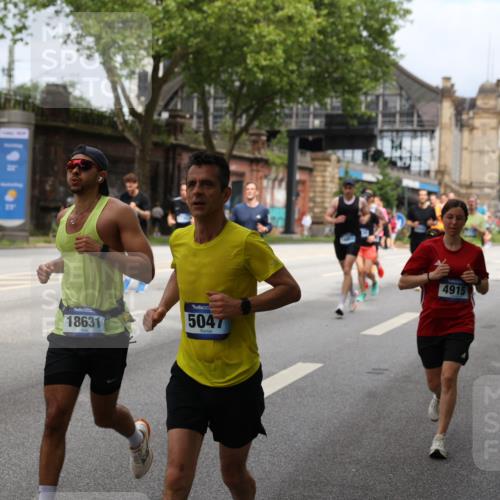 29.06.2025 - hella hamburg halbmarathon Yannick Fuchs http://msf.ph/oto/8162581 29.06.2025 10:39:34 20KM 1171, 1424, 2098, 2188, 2470, 2890, 3785, 3917, 4270, 4915, 4997, 5047, 5623, 5706, 6266, 6375, 6575, 6819, 6831, 7087, 7167, 7325, 7709, 7843, 8871, 9030, 9105, 9710, 9720, 10064, 10313, 10741, 11688, 12154, 12161, 12528, 12643, 12783, 13919, 15334, 15365, 15651, 15666, 15760, 16617, 16685, 16689, 16725, 16803, 16834, 17381, 17382, 17544, 17960, 18055, 18407, 18631, 18638, 18689, 18718, 18862, 19116 meine-sportfotos.de