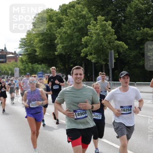 29.06.2025 - hella hamburg halbmarathon Jannik Wohlers http://msf.ph/oto/8162601 29.06.2025 10:20:14 Lombardsbrücke 1011, 1471, 2053, 2101, 2325, 2834, 3733, 3781, 4154, 4166, 4288, 4422, 4754, 4869, 5181, 5625, 6608, 6951, 8588, 8940, 9722, 10050, 10350, 10613, 10647, 11100, 11603, 11835, 11995, 12977, 14138, 14246, 14342, 14344, 14500, 14502, 14503, 15244, 15442, 15513, 16135, 16254, 16638, 17095, 17581, 17987, 18007, 18423, 18620, 18908, 19014, 19093, 19131, 19132 meine-sportfotos.de