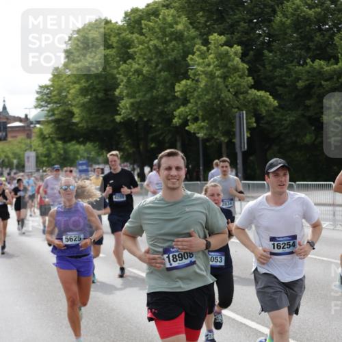 29.06.2025 - hella hamburg halbmarathon Jannik Wohlers http://msf.ph/oto/8162619 29.06.2025 10:20:14 Lombardsbrücke 1011, 1471, 2053, 2101, 2325, 2834, 3733, 3781, 4154, 4166, 4288, 4422, 4754, 4869, 5181, 5625, 6608, 6951, 8588, 8940, 9722, 10050, 10350, 10613, 10647, 11100, 11603, 11835, 11995, 12977, 14138, 14246, 14342, 14344, 14500, 14502, 14503, 15244, 15442, 15513, 16135, 16254, 16638, 17095, 17581, 17987, 18007, 18423, 18620, 18908, 19014, 19093, 19131, 19132 meine-sportfotos.de