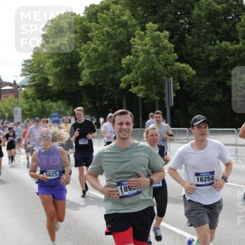 29.06.2025 - hella hamburg halbmarathon Jannik Wohlers http://msf.ph/oto/8162634 29.06.2025 10:20:14 Lombardsbrücke 1011, 1471, 2053, 2101, 2325, 2834, 3733, 3781, 4154, 4166, 4288, 4422, 4754, 4869, 5181, 5625, 6608, 6951, 8588, 8940, 9722, 10050, 10350, 10613, 10647, 11100, 11603, 11835, 11995, 12977, 14138, 14246, 14342, 14344, 14500, 14502, 14503, 15244, 15442, 15513, 16135, 16254, 16638, 17095, 17581, 17987, 18007, 18423, 18620, 18908, 19014, 19093, 19131, 19132 meine-sportfotos.de