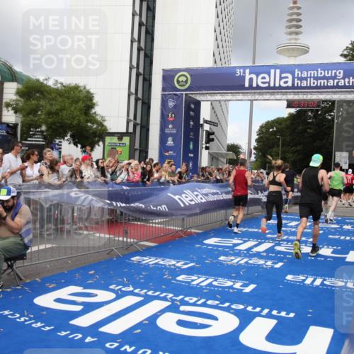 29.06.2025 - hella hamburg halbmarathon Michael Strokosch http://msf.ph/oto/8162661 29.06.2025 10:33:00 Ziel 4463, 4749, 6358, 10453, 12290, 18679, 18687, 19059 meine-sportfotos.de