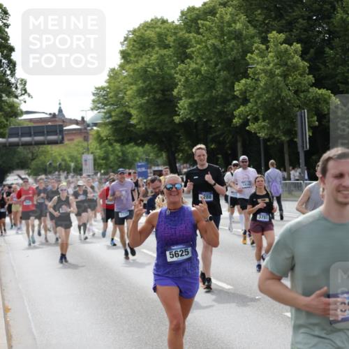 29.06.2025 - hella hamburg halbmarathon Jannik Wohlers http://msf.ph/oto/8162665 29.06.2025 10:20:15 Lombardsbrücke 1011, 1471, 2053, 2101, 2325, 2834, 3247, 3733, 3781, 4166, 4288, 4422, 4754, 4869, 5181, 5625, 6608, 6951, 8588, 8940, 9722, 10050, 10350, 10613, 10647, 11100, 11603, 11995, 12977, 14138, 14246, 14342, 14344, 14500, 14502, 14503, 15244, 15442, 15513, 16135, 16254, 16638, 17095, 17155, 17581, 17987, 18007, 18423, 18620, 18908, 19014, 19093, 19131, 19132 meine-sportfotos.de