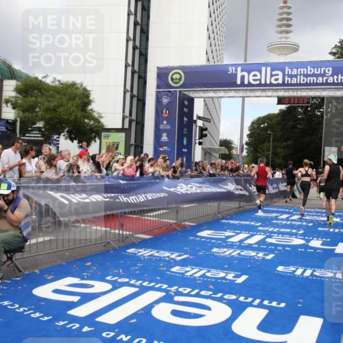 29.06.2025 - hella hamburg halbmarathon Michael Strokosch http://msf.ph/oto/8162691 29.06.2025 10:33:01 Ziel 4463, 4749, 6358, 10453, 11169, 12290, 18679, 19059 meine-sportfotos.de