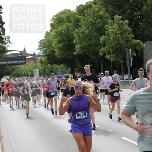 29.06.2025 - hella hamburg halbmarathon Jannik Wohlers http://msf.ph/oto/8162724 29.06.2025 10:20:15 Lombardsbrücke 1011, 1471, 2053, 2101, 2325, 2834, 3247, 3733, 3781, 4166, 4288, 4422, 4754, 4869, 5181, 5625, 6608, 6951, 8588, 8940, 9722, 10050, 10350, 10613, 10647, 11100, 11603, 11995, 12977, 14138, 14246, 14342, 14344, 14500, 14502, 14503, 15244, 15442, 15513, 16135, 16254, 16638, 17095, 17155, 17581, 17987, 18007, 18423, 18620, 18908, 19014, 19093, 19131, 19132 meine-sportfotos.de