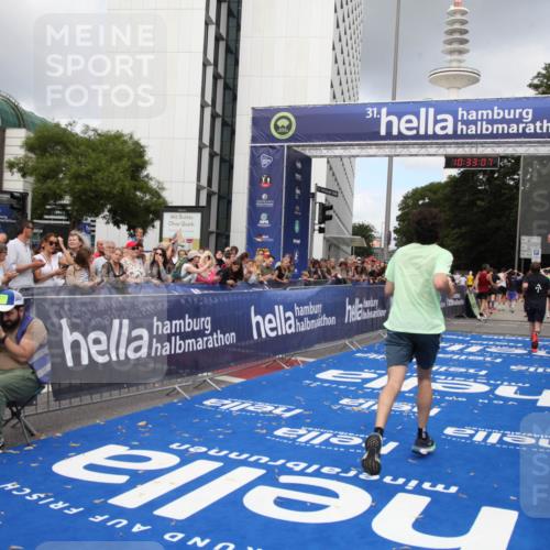 29.06.2025 - hella hamburg halbmarathon Michael Strokosch http://msf.ph/oto/8162755 29.06.2025 10:33:06 Ziel 11169, 17802, 18679 meine-sportfotos.de
