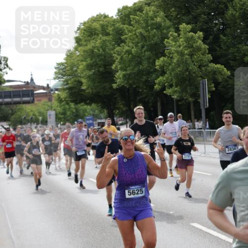 29.06.2025 - hella hamburg halbmarathon Jannik Wohlers http://msf.ph/oto/8162776 29.06.2025 10:20:15 Lombardsbrücke 1011, 1471, 2053, 2101, 2325, 2834, 3247, 3733, 3781, 4166, 4288, 4422, 4754, 4869, 5181, 5625, 6608, 6951, 8588, 8940, 9722, 10050, 10350, 10613, 10647, 11100, 11603, 11995, 12977, 14138, 14246, 14342, 14344, 14500, 14502, 14503, 15244, 15442, 15513, 16135, 16254, 16638, 17095, 17155, 17581, 17987, 18007, 18423, 18620, 18908, 19014, 19093, 19131, 19132 meine-sportfotos.de