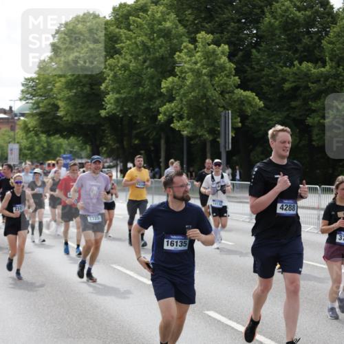 29.06.2025 - hella hamburg halbmarathon Jannik Wohlers http://msf.ph/oto/8162863 29.06.2025 10:20:17 Lombardsbrücke 1011, 1471, 2053, 2101, 2325, 2834, 3247, 3733, 3781, 4166, 4288, 4422, 4754, 4869, 5181, 5625, 6608, 8940, 9722, 9981, 10050, 10350, 11100, 11145, 11995, 12844, 12977, 14138, 14157, 14246, 14342, 14344, 14500, 14502, 14503, 14610, 14611, 14670, 15244, 15442, 15513, 16135, 16254, 16638, 16950, 17095, 17155, 17581, 17987, 18007, 18423, 18620, 18908, 19014, 19093, 19125, 19131, 19132 meine-sportfotos.de