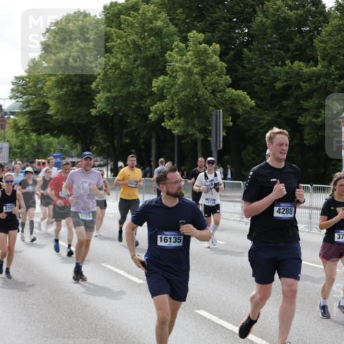 29.06.2025 - hella hamburg halbmarathon Jannik Wohlers http://msf.ph/oto/8162882 29.06.2025 10:20:17 Lombardsbrücke 1011, 1471, 2053, 2101, 2325, 2834, 3247, 3733, 3781, 4166, 4288, 4422, 4754, 4869, 5181, 5625, 6608, 8940, 9722, 9981, 10050, 10350, 11100, 11145, 11995, 12844, 12977, 14138, 14157, 14246, 14342, 14344, 14500, 14502, 14503, 14610, 14611, 14670, 15244, 15442, 15513, 16135, 16254, 16638, 16950, 17095, 17155, 17581, 17987, 18007, 18423, 18620, 18908, 19014, 19093, 19125, 19131, 19132 meine-sportfotos.de