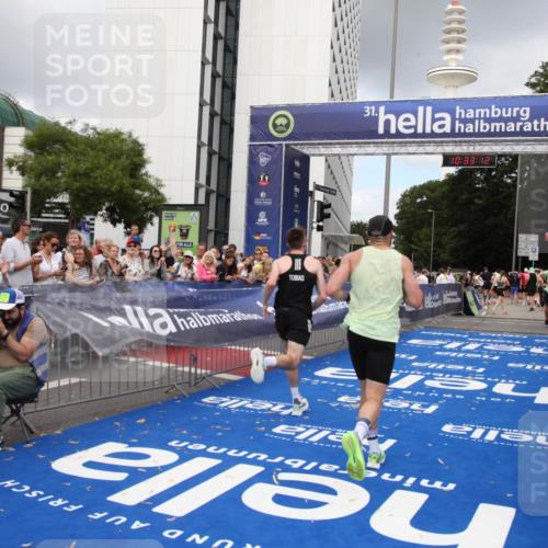 29.06.2025 - hella hamburg halbmarathon Michael Strokosch http://msf.ph/oto/8162900 29.06.2025 10:33:11 Ziel 1910, 6473, 14276, 17802 meine-sportfotos.de
