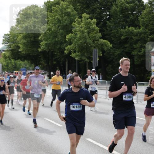 29.06.2025 - hella hamburg halbmarathon Jannik Wohlers http://msf.ph/oto/8162906 29.06.2025 10:20:17 Lombardsbrücke 1011, 1471, 2053, 2101, 2325, 2834, 3247, 3733, 3781, 4166, 4288, 4422, 4754, 4869, 5181, 5625, 6608, 8940, 9722, 9981, 10050, 10350, 11100, 11145, 11995, 12844, 12977, 14138, 14157, 14246, 14342, 14344, 14500, 14502, 14503, 14610, 14611, 14670, 15244, 15442, 15513, 16135, 16254, 16638, 16950, 17095, 17155, 17581, 17987, 18007, 18423, 18620, 18908, 19014, 19093, 19125, 19131, 19132 meine-sportfotos.de