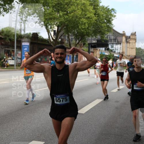 29.06.2025 - hella hamburg halbmarathon Yannick Fuchs http://msf.ph/oto/8162915 29.06.2025 10:39:39 20KM 1171, 2098, 2188, 2470, 3785, 3917, 4997, 5623, 5706, 6054, 6266, 6375, 6575, 6819, 6831, 7087, 7167, 7325, 7709, 7843, 8871, 9030, 9105, 9710, 9720, 10064, 10313, 10741, 11291, 11688, 11821, 12154, 12161, 12528, 12643, 12783, 13919, 15365, 15651, 15666, 15760, 16617, 16685, 16689, 16725, 16834, 17381, 17382, 17544, 17960, 18055, 18185, 18407, 18638, 18689, 18718, 18862, 19116 meine-sportfotos.de