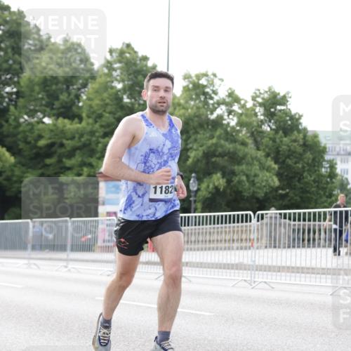 29.06.2025 - hella hamburg halbmarathon Jannik Wohlers http://msf.ph/oto/8162917 29.06.2025 09:40:16 Lombardsbrücke 5253, 6816, 9151, 9475, 11210, 11829, 12373, 16068, 18930 meine-sportfotos.de