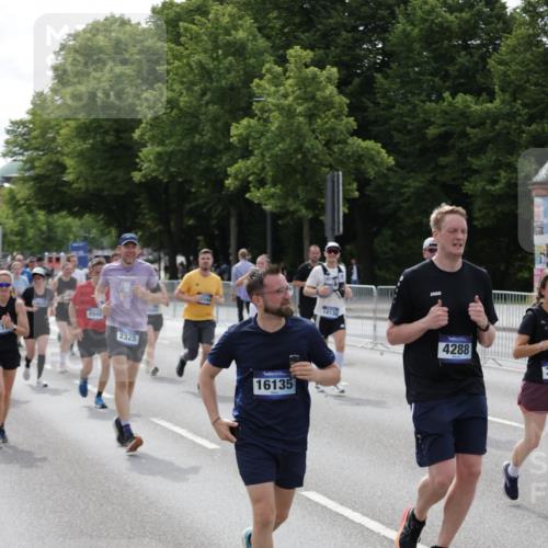 29.06.2025 - hella hamburg halbmarathon Jannik Wohlers http://msf.ph/oto/8162930 29.06.2025 10:20:17 Lombardsbrücke 1011, 1471, 2053, 2101, 2325, 2834, 3247, 3733, 3781, 4166, 4288, 4422, 4754, 4869, 5181, 5625, 6608, 8940, 9722, 9981, 10050, 10350, 11100, 11145, 11995, 12844, 12977, 14138, 14157, 14246, 14342, 14344, 14500, 14502, 14503, 14610, 14611, 14670, 15244, 15442, 15513, 16135, 16254, 16638, 16950, 17095, 17155, 17581, 17987, 18007, 18423, 18620, 18908, 19014, 19093, 19125, 19131, 19132 meine-sportfotos.de