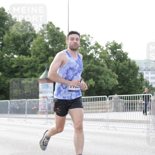 29.06.2025 - hella hamburg halbmarathon Jannik Wohlers http://msf.ph/oto/8162936 29.06.2025 09:40:16 Lombardsbrücke 5253, 6816, 9151, 9475, 11210, 11829, 12373, 16068, 18930 meine-sportfotos.de
