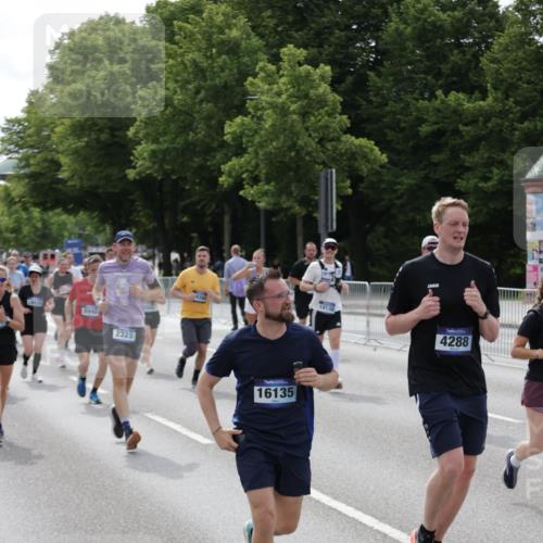 29.06.2025 - hella hamburg halbmarathon Jannik Wohlers http://msf.ph/oto/8162946 29.06.2025 10:20:17 Lombardsbrücke 1011, 1471, 2053, 2101, 2325, 2834, 3247, 3733, 3781, 4166, 4288, 4422, 4754, 4869, 5181, 5625, 6608, 8940, 9722, 9981, 10050, 10350, 11100, 11145, 11995, 12844, 12977, 14138, 14157, 14246, 14342, 14344, 14500, 14502, 14503, 14610, 14611, 14670, 15244, 15442, 15513, 16135, 16254, 16638, 16950, 17095, 17155, 17581, 17987, 18007, 18423, 18620, 18908, 19014, 19093, 19125, 19131, 19132 meine-sportfotos.de