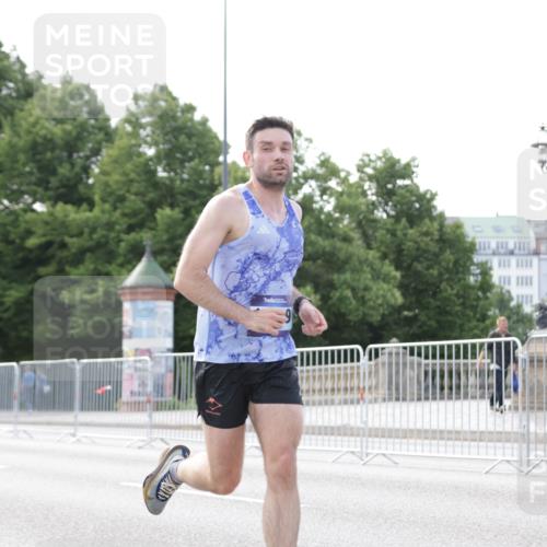 29.06.2025 - hella hamburg halbmarathon Jannik Wohlers http://msf.ph/oto/8162951 29.06.2025 09:40:16 Lombardsbrücke 5253, 6816, 9151, 9475, 11210, 11829, 12373, 16068, 18930 meine-sportfotos.de