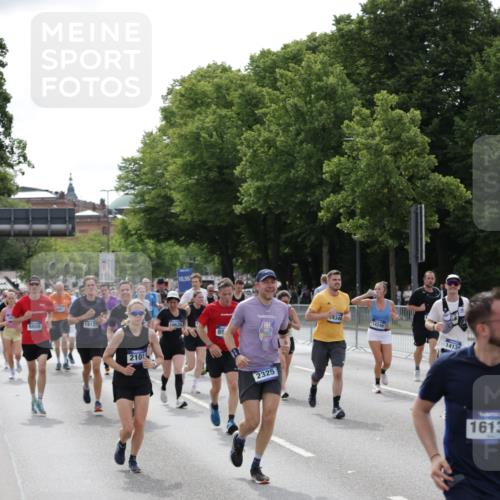 29.06.2025 - hella hamburg halbmarathon Jannik Wohlers http://msf.ph/oto/8162954 29.06.2025 10:20:17 Lombardsbrücke 1011, 1471, 2053, 2101, 2325, 2834, 3247, 3733, 3781, 4166, 4288, 4422, 4754, 4869, 5181, 5625, 6608, 8940, 9722, 9981, 10050, 10350, 11100, 11145, 11995, 12844, 12977, 14138, 14157, 14246, 14342, 14344, 14500, 14502, 14503, 14610, 14611, 14670, 15244, 15442, 15513, 16135, 16254, 16638, 16950, 17095, 17155, 17581, 17987, 18007, 18423, 18620, 18908, 19014, 19093, 19125, 19131, 19132 meine-sportfotos.de