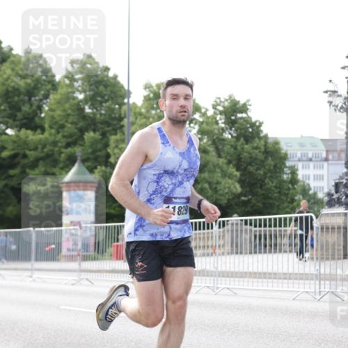 29.06.2025 - hella hamburg halbmarathon Jannik Wohlers http://msf.ph/oto/8162964 29.06.2025 09:40:16 Lombardsbrücke 5253, 6816, 9151, 9475, 11210, 11829, 12373, 16068, 18930 meine-sportfotos.de
