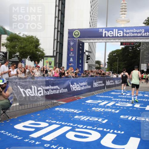 29.06.2025 - hella hamburg halbmarathon Michael Strokosch http://msf.ph/oto/8162970 29.06.2025 10:33:12 Ziel 1910, 6473, 14276, 17802 meine-sportfotos.de