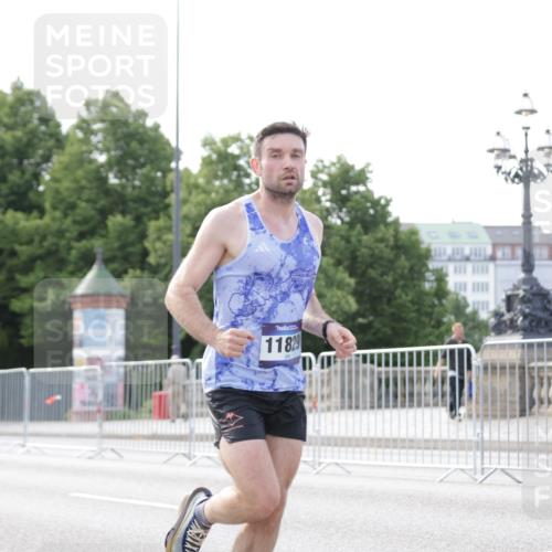 29.06.2025 - hella hamburg halbmarathon Jannik Wohlers http://msf.ph/oto/8162977 29.06.2025 09:40:16 Lombardsbrücke 5253, 6816, 9151, 9475, 11210, 11829, 12373, 16068, 18930 meine-sportfotos.de
