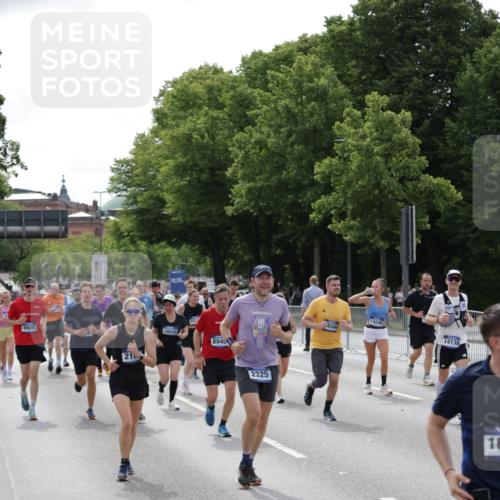 29.06.2025 - hella hamburg halbmarathon Jannik Wohlers http://msf.ph/oto/8162984 29.06.2025 10:20:18 Lombardsbrücke 1011, 1471, 2053, 2101, 2325, 2834, 2923, 2945, 3247, 3733, 3781, 4166, 4288, 4422, 4754, 4869, 5181, 5625, 6608, 8113, 8940, 9981, 10050, 10350, 11100, 11145, 11995, 12844, 14138, 14157, 14246, 14342, 14344, 14500, 14502, 14503, 14610, 14611, 14670, 15244, 15442, 15513, 16135, 16254, 16638, 16950, 17095, 17155, 17581, 17832, 17987, 18007, 18423, 18620, 18908, 19014, 19093, 19125, 19131, 19132 meine-sportfotos.de