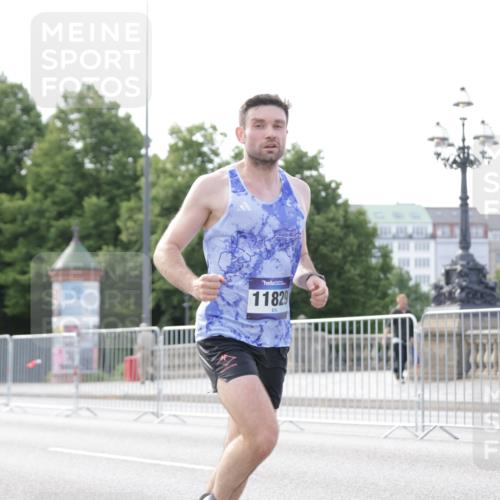 29.06.2025 - hella hamburg halbmarathon Jannik Wohlers http://msf.ph/oto/8162997 29.06.2025 09:40:16 Lombardsbrücke 5253, 6816, 9151, 9475, 11210, 11829, 12373, 16068, 18930 meine-sportfotos.de