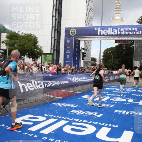 29.06.2025 - hella hamburg halbmarathon Michael Strokosch http://msf.ph/oto/8163072 29.06.2025 10:33:15 Ziel 1910, 6473, 14167, 14276, 17175, 17802 meine-sportfotos.de