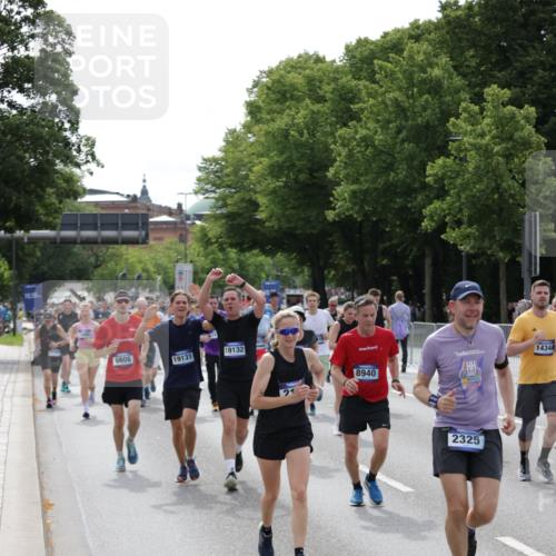 29.06.2025 - hella hamburg halbmarathon Jannik Wohlers http://msf.ph/oto/8163165 29.06.2025 10:20:19 Lombardsbrücke 1011, 1471, 2053, 2101, 2325, 2834, 2923, 2945, 3247, 3733, 3781, 4288, 4422, 4754, 4869, 5181, 5625, 6608, 8113, 8940, 9981, 10050, 10350, 11100, 11145, 11995, 12844, 14138, 14157, 14246, 14342, 14344, 14500, 14502, 14503, 14610, 14611, 14670, 15244, 15442, 15513, 16135, 16254, 16638, 16950, 17095, 17155, 17581, 17832, 17987, 18007, 18141, 18423, 18620, 18908, 19014, 19124, 19125, 19131, 19132 meine-sportfotos.de