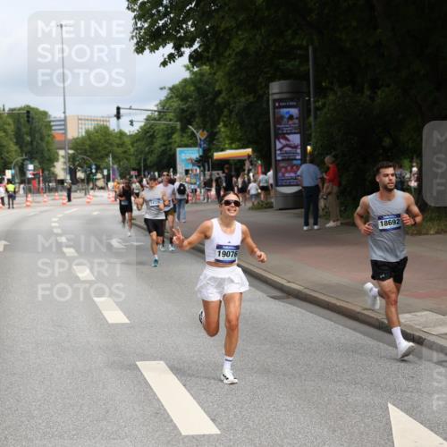29.06.2025 - hella hamburg halbmarathon Yannick Fuchs http://msf.ph/oto/8163333 29.06.2025 10:21:44 20KM 7380, 9565, 12641, 13779, 13780, 14728, 17040, 18692, 19076 meine-sportfotos.de