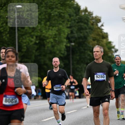 29.06.2025 - hella hamburg halbmarathon Dr. Thomas Lammeyer http://msf.ph/oto/8163343 29.06.2025 10:08:54 Kennedybrücke 1126, 1316, 1347, 1559, 2011, 2424, 2463, 2540, 2698, 2852, 3994, 4146, 4293, 4538, 4904, 6311, 7017, 8089, 8217, 9280, 10100, 10213, 10709, 10834, 10962, 11088 meine-sportfotos.de