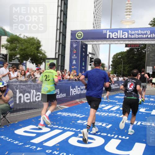 29.06.2025 - hella hamburg halbmarathon Michael Strokosch http://msf.ph/oto/8163351 29.06.2025 10:33:22 Ziel 1959, 4679, 7723, 9047, 14167, 16881, 17175, 18455 meine-sportfotos.de