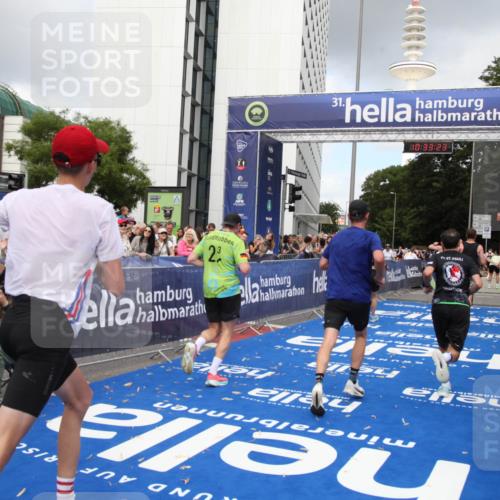29.06.2025 - hella hamburg halbmarathon Michael Strokosch http://msf.ph/oto/8163363 29.06.2025 10:33:22 Ziel 1959, 4679, 7723, 9047, 14167, 16881, 17175, 18455 meine-sportfotos.de