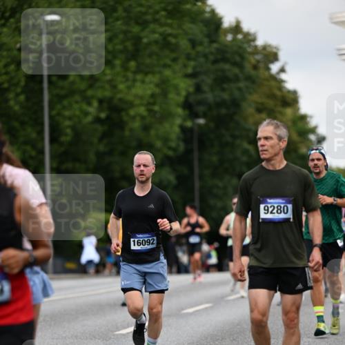29.06.2025 - hella hamburg halbmarathon Dr. Thomas Lammeyer http://msf.ph/oto/8163382 29.06.2025 10:08:54 Kennedybrücke 1126, 1316, 1347, 1559, 2011, 2424, 2463, 2540, 2698, 2852, 3994, 4146, 4293, 4538, 4904, 6311, 7017, 8089, 8217, 9280, 10100, 10213, 10709, 10834, 10962, 11088 meine-sportfotos.de