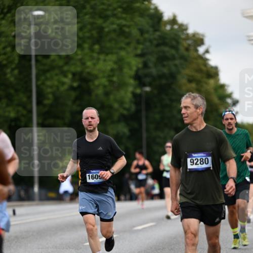 29.06.2025 - hella hamburg halbmarathon Dr. Thomas Lammeyer http://msf.ph/oto/8163413 29.06.2025 10:08:55 Kennedybrücke 1126, 1316, 1347, 1559, 2011, 2424, 2463, 2540, 2698, 2852, 3994, 4146, 4293, 4538, 4904, 6311, 7017, 8089, 8217, 9280, 10100, 10213, 10709, 10834, 11088 meine-sportfotos.de