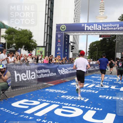 29.06.2025 - hella hamburg halbmarathon Michael Strokosch http://msf.ph/oto/8163418 29.06.2025 10:33:23 Ziel 1959, 4679, 7723, 9047, 14167, 16881, 17175, 18455 meine-sportfotos.de