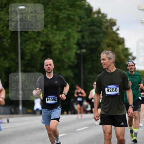 29.06.2025 - hella hamburg halbmarathon Dr. Thomas Lammeyer http://msf.ph/oto/8163420 29.06.2025 10:08:55 Kennedybrücke 1126, 1316, 1347, 1559, 2011, 2424, 2463, 2540, 2698, 2852, 3994, 4146, 4293, 4538, 4904, 6311, 7017, 8089, 8217, 9280, 10100, 10213, 10709, 10834, 11088 meine-sportfotos.de