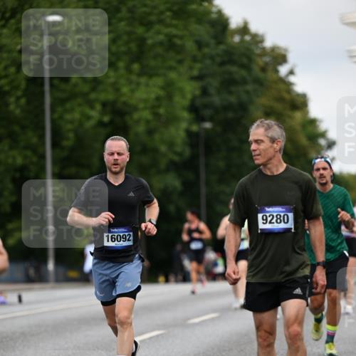 29.06.2025 - hella hamburg halbmarathon Dr. Thomas Lammeyer http://msf.ph/oto/8163433 29.06.2025 10:08:55 Kennedybrücke 1126, 1316, 1347, 1559, 2011, 2424, 2463, 2540, 2698, 2852, 3994, 4146, 4293, 4538, 4904, 6311, 7017, 8089, 8217, 9280, 10100, 10213, 10709, 10834, 11088 meine-sportfotos.de
