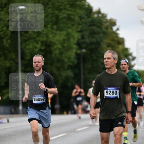 29.06.2025 - hella hamburg halbmarathon Dr. Thomas Lammeyer http://msf.ph/oto/8163451 29.06.2025 10:08:55 Kennedybrücke 1126, 1316, 1347, 1559, 2011, 2424, 2463, 2540, 2698, 2852, 3994, 4146, 4293, 4538, 4904, 6311, 7017, 8089, 8217, 9280, 10100, 10213, 10709, 10834, 11088 meine-sportfotos.de