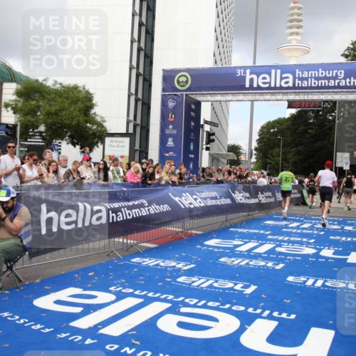 29.06.2025 - hella hamburg halbmarathon Michael Strokosch http://msf.ph/oto/8163525 29.06.2025 10:33:26 Ziel 1959, 4679, 7723, 8956, 16881, 17056, 17489 meine-sportfotos.de