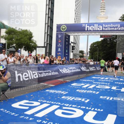 29.06.2025 - hella hamburg halbmarathon Michael Strokosch http://msf.ph/oto/8163551 29.06.2025 10:33:26 Ziel 1959, 4679, 7723, 8956, 16881, 17056, 17489 meine-sportfotos.de