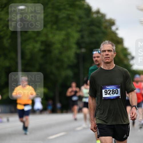 29.06.2025 - hella hamburg halbmarathon Dr. Thomas Lammeyer http://msf.ph/oto/8163618 29.06.2025 10:08:57 Kennedybrücke 1126, 1316, 1347, 1559, 2011, 2424, 2463, 2540, 2698, 2852, 3994, 4146, 4293, 4538, 6311, 6907, 6908, 7017, 8089, 8217, 9280, 10100, 10709, 10834, 11088 meine-sportfotos.de
