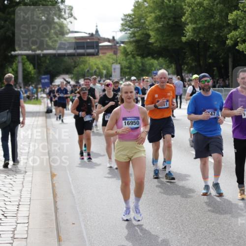 29.06.2025 - hella hamburg halbmarathon Jannik Wohlers http://msf.ph/oto/8163752 29.06.2025 10:20:24 Lombardsbrücke 2053, 2101, 2325, 2834, 2923, 2945, 3247, 3781, 4288, 4350, 4754, 4869, 5041, 5625, 6608, 8113, 8724, 8940, 9005, 9011, 9236, 9981, 10050, 10350, 11100, 11145, 11995, 12844, 14138, 14157, 14246, 14342, 14344, 14500, 14502, 14503, 14610, 14611, 14615, 14670, 15513, 16135, 16254, 16950, 17095, 17155, 17581, 17832, 17987, 18141, 18397, 18423, 18620, 18908, 19014, 19124, 19125, 19131, 19132 meine-sportfotos.de
